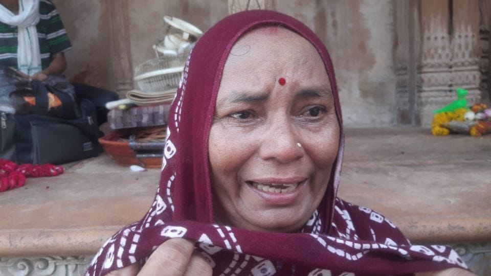 woman devotees cried for the darshan of Thakur Banke Bihari in Vrindavan