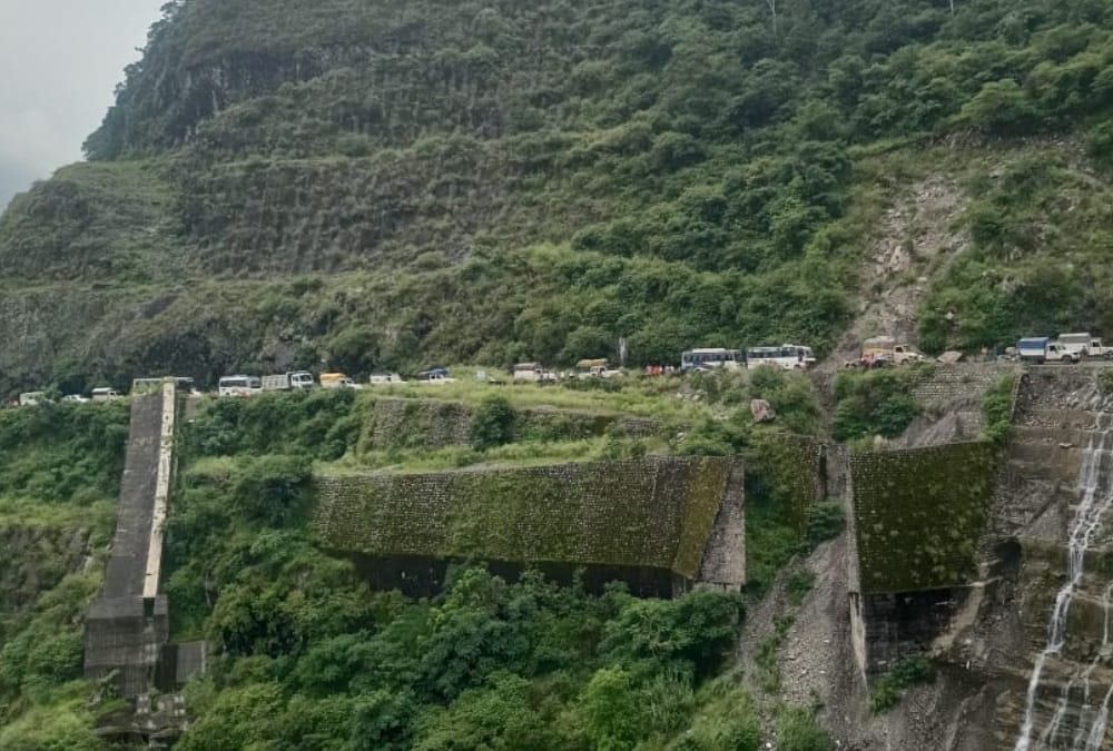 Landslide in uttarakhand: Yamunotri  Gangotri and Badrinath Highway closed long traffic jam