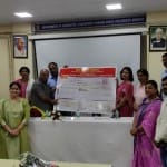 चैक प्राप्त करते कुलपति व विभाग के प्रोफेसर