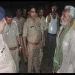 गोपालक से पूछताछ करती पुलिस