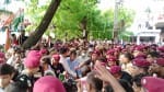 शहीद के पार्थिव शरीर पर पुष्प अर्पित करते डीएम एवं एसपी।  संवाद