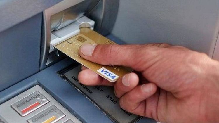 UP: पैसा देने वाले ATM खुद हुए गरीब, नहीं निकाल पा रहे हैं अपना खर्च, पहले की तुलना में घट गई संख्या