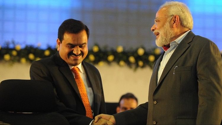 Gautam Adani: 10 दिन में आधी से भी कम हो गई अदाणी की दौलत, 24 घंटे में 12.5 अरब डॉलर घटे, आगे क्या? प्रधानमंत्री नरेंद्र मोदी के साथ गौतम अदाणी