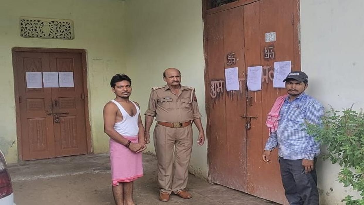 Noida Police reached Banaras pasted notices at the houses of the absconding accused in varanasi