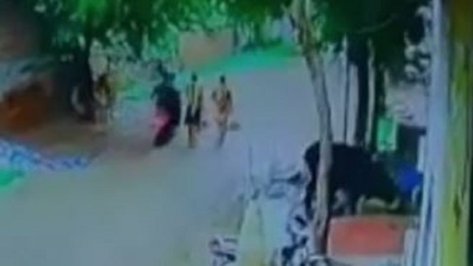 miscreants snatched chain from woman incident caught in cctv Agra crime news