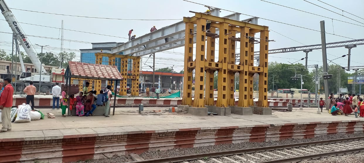 The population of 50 thousand is being affected by the delay in the foot bridge of the railway station.