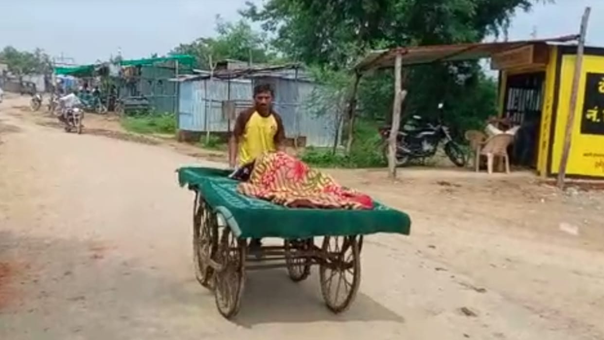 poor health system in Damoh pregnant reached hospital on handcart