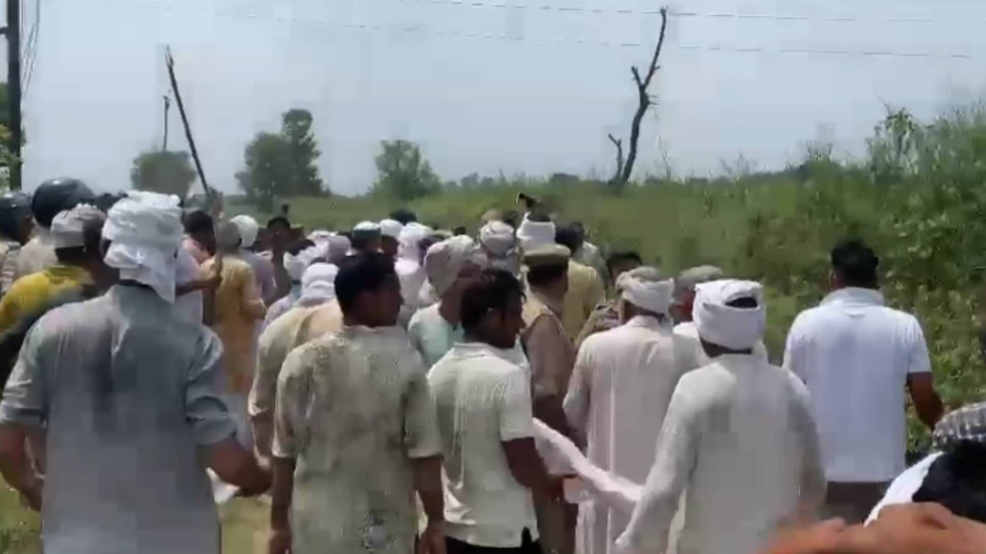 Economic Corridor: Protest against the team that reached Baghpat to grab land, farmers took out the JCB key