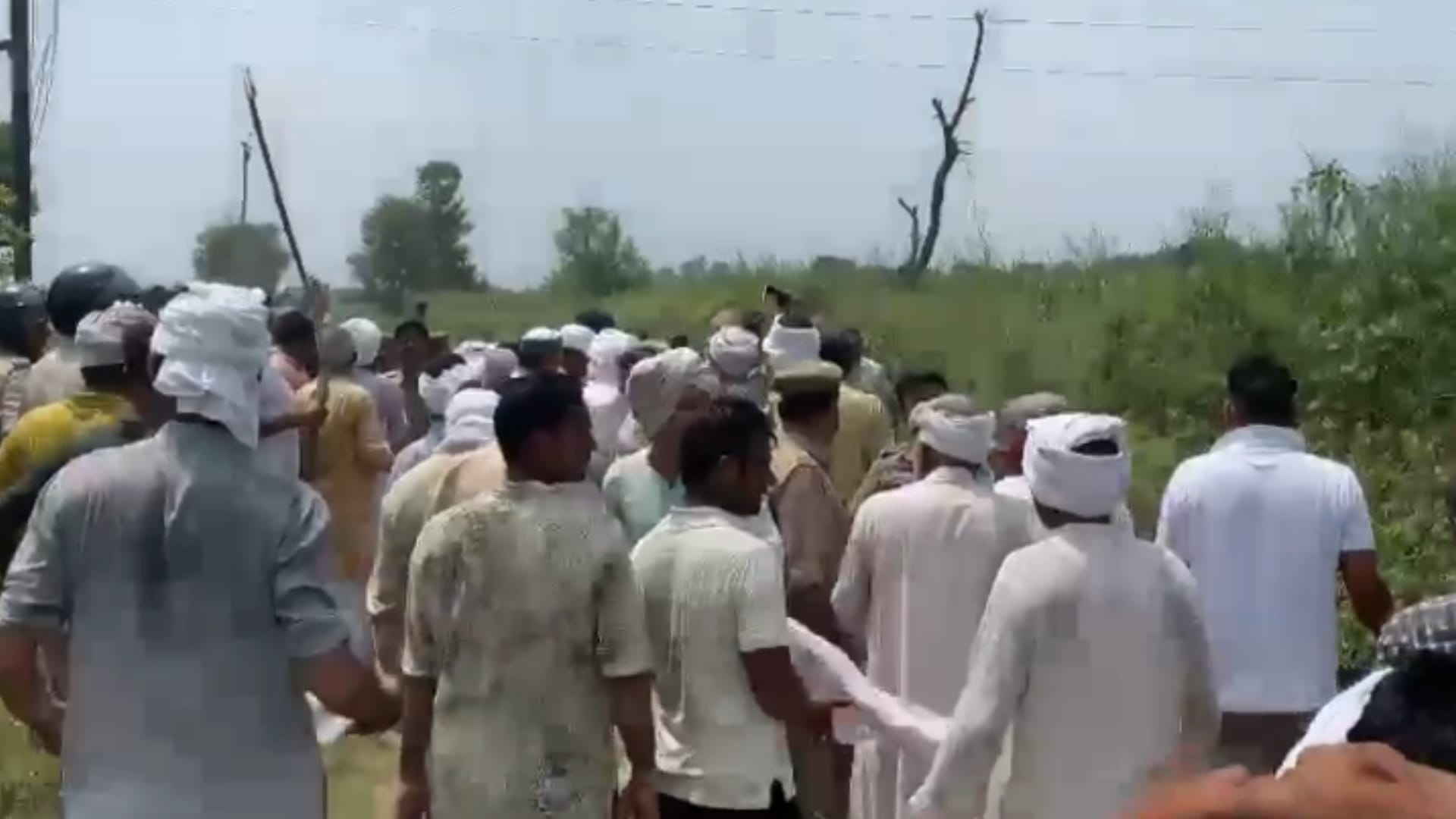 Economic Corridor: Protest against the team that reached Baghpat to grab land, farmers took out the JCB key
