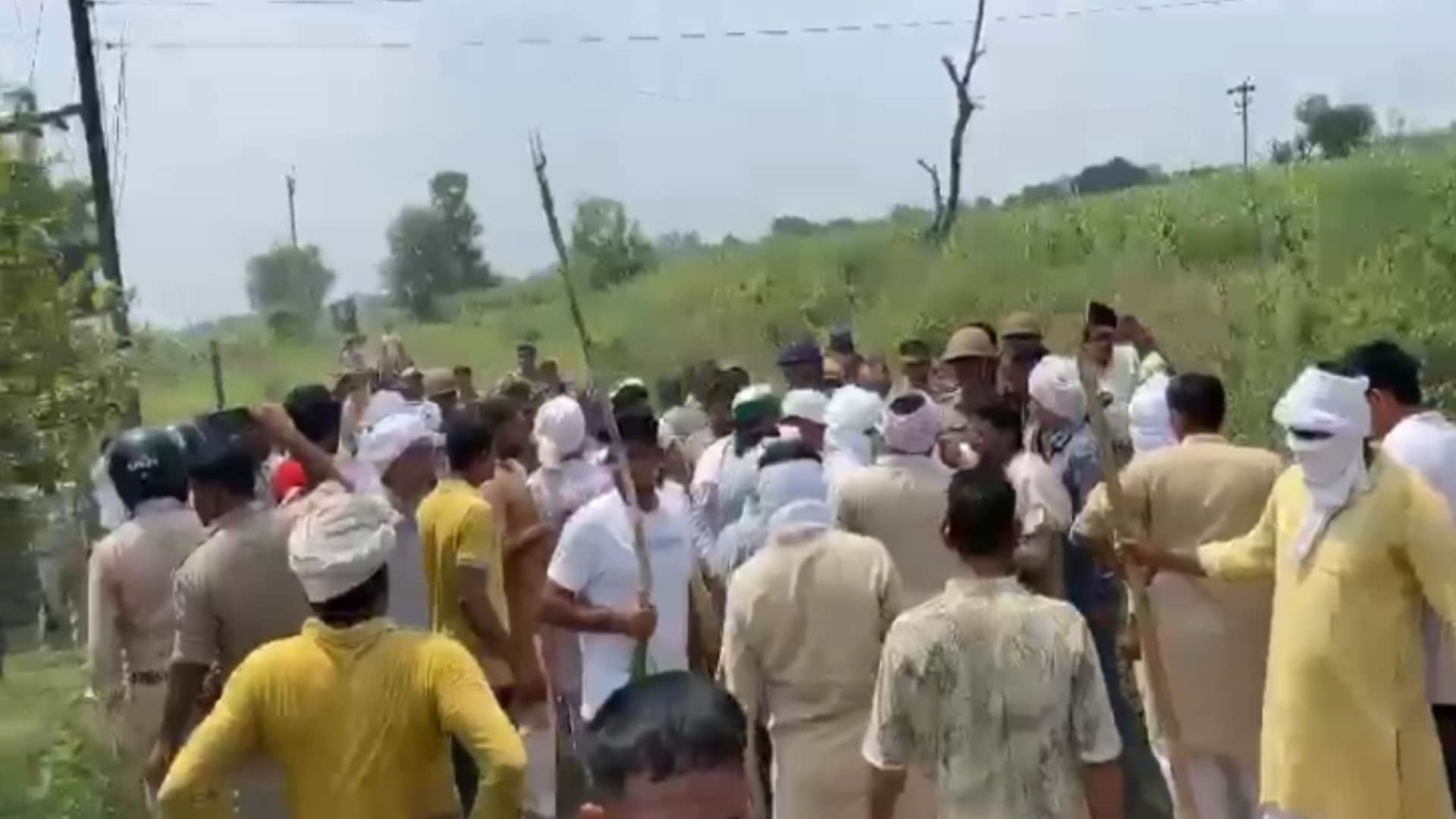 Economic Corridor: Protest against the team that reached Baghpat to grab land, farmers took out the JCB key