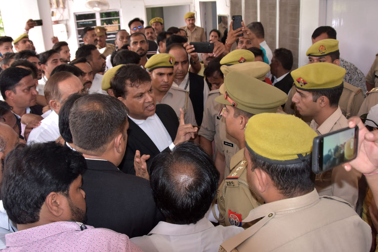 Lawyers and police clashed, jammed