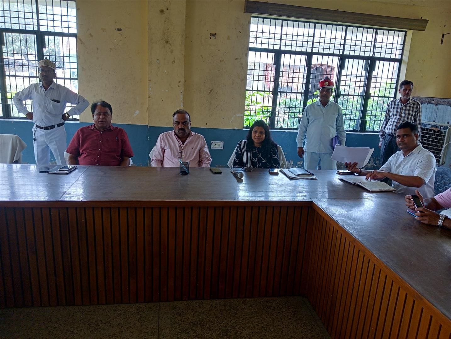 Hathras: Special secretary to know the health of animals in Jirauli