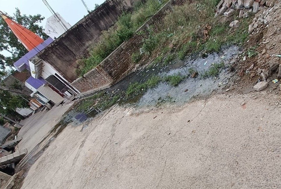 Hathras: People of Nagaria Nandram upset due to waterlogging, broken road and dirt