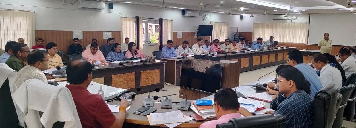 Hathras: Expressed displeasure over the slow pace of linking Aadhar card with voter card