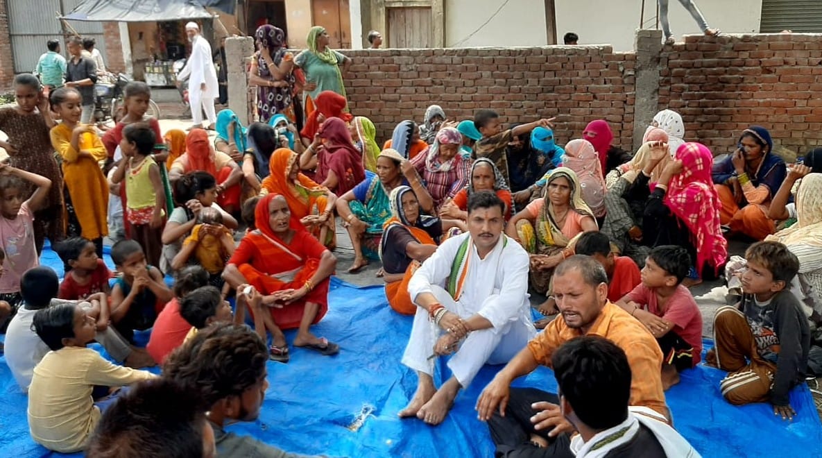 Congressmen demonstrated against dirt, waterlogging and broken road