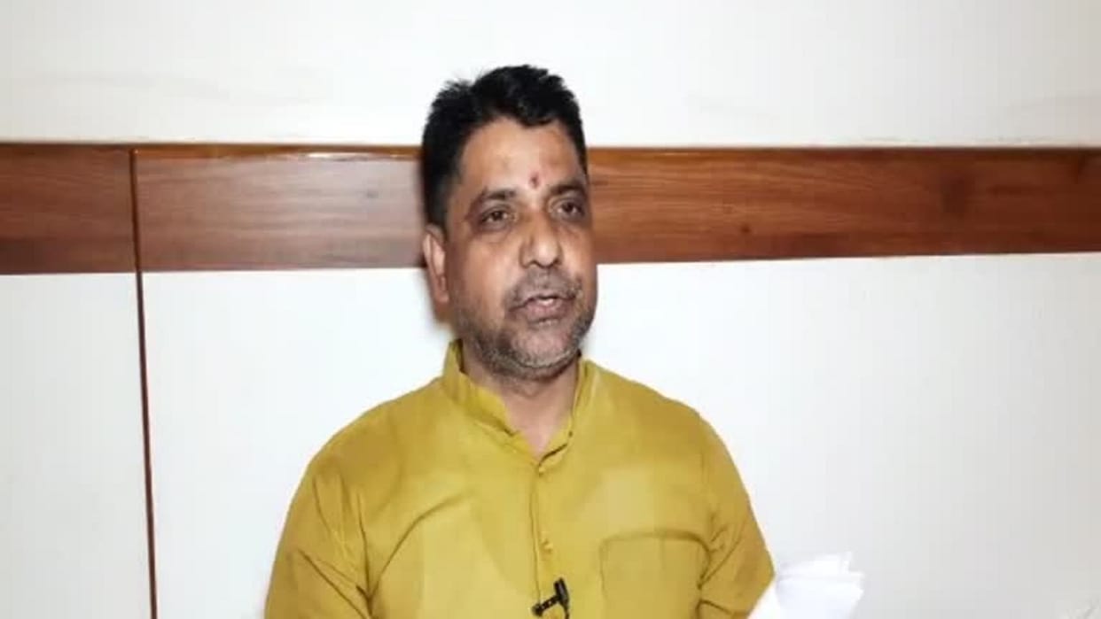 Jitendra Singh Visen, advocate of Gyanvapi case, attacked: two people stuck needles in his body in Delhi