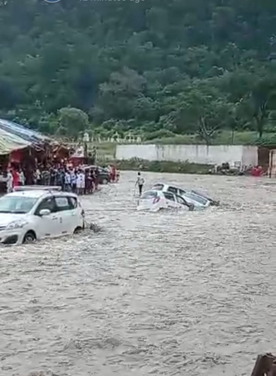 Flood in Shakambhari Devi shell, 12 vehicles of devotees blown away
