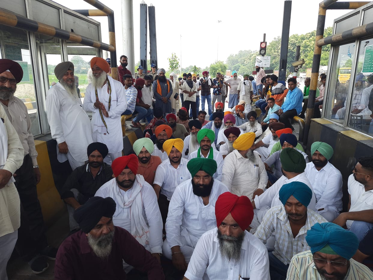 Demand to complete the incomplete work of NH, picket on toll