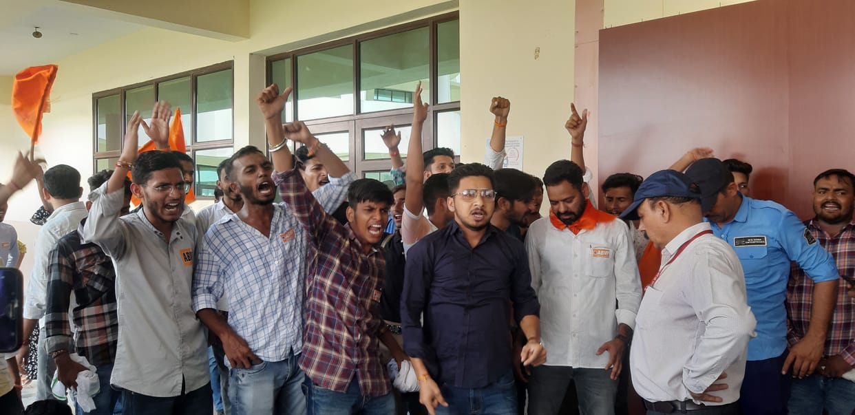 CDLU: Students surrounded the registrar's office, then locked