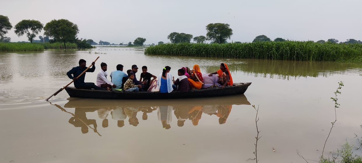 All helpless in front of the waves of the Ganges, water reached two localities of the city