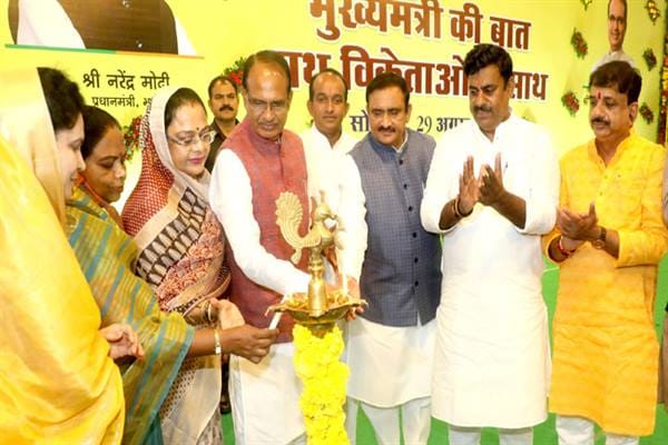 MP News: CM Shivraj said that multi-purpose camps will be organized for the welfare of street vendors