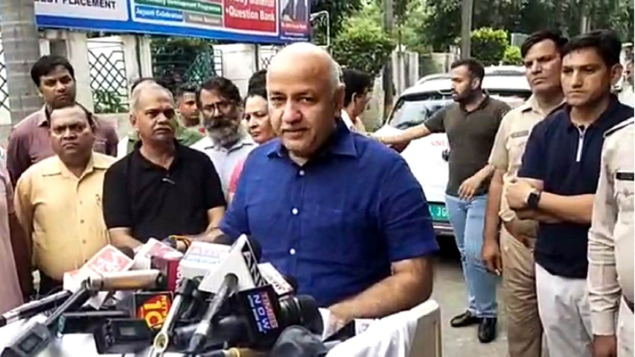 CBI Raids on Manish Sisodia Live Excise Policy case Delhi Liquor Scam CBI Examine Sisodia's bank News in Hindi
