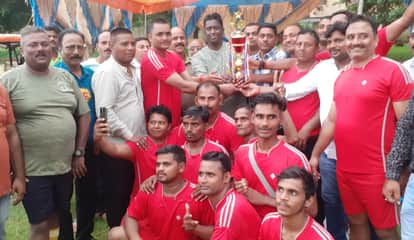 ओबरा में  ट्राफी के साथ विजेता टीम।