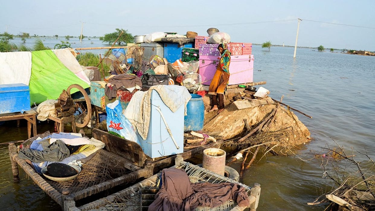 Pakistan Flood : Land is not visible due to Water, helicopters are unable to deliver relief material