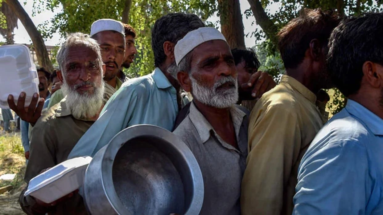 pakistan karachi battles gas crisis residents face power load shedding