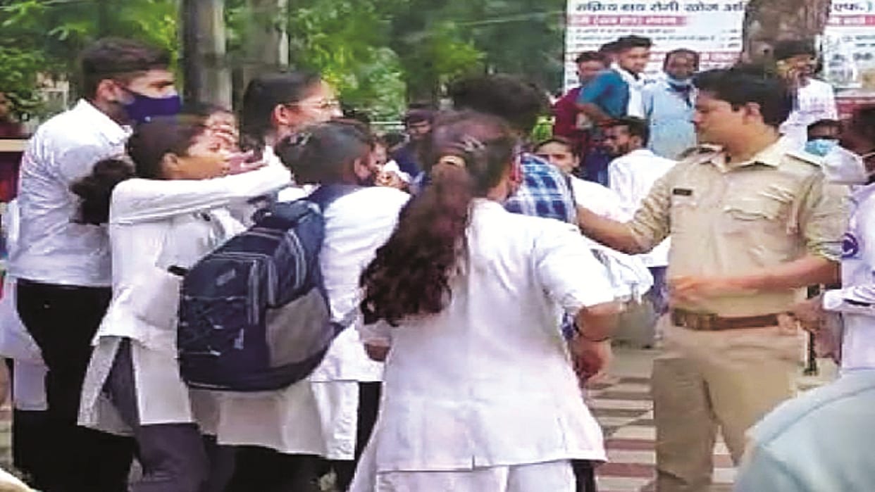 SRN fought fiercely between students between junior doctor and paramedical students