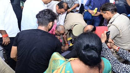 Deputy CHIEF Minister Keshav Prasad Maurya visits flood-affected areas, distributes relief materials
