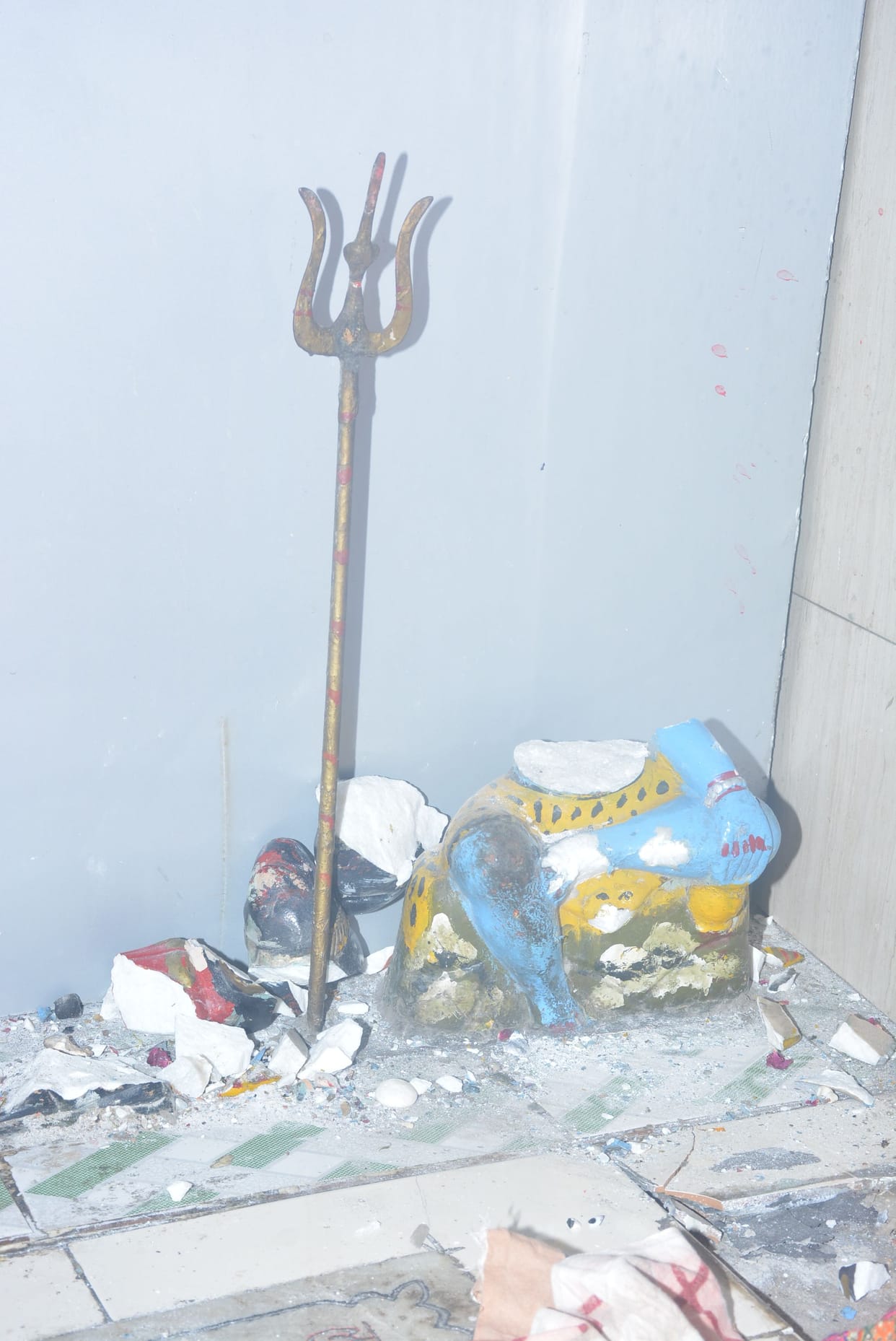 A non-community youth broke the idols in the temple with a chisel-hammer