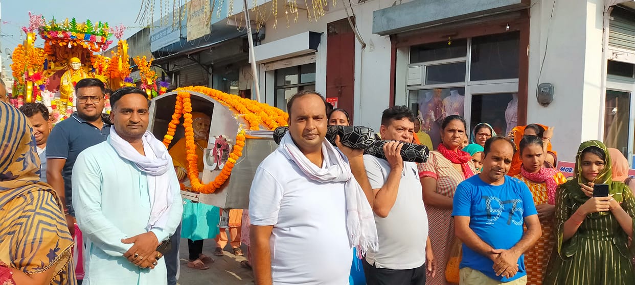 Flowers showered on Sai Baba's palanquin, Ambala