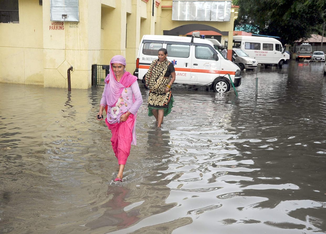 The city was submerged due to rain for half an hour