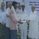 आर्थिक सहायता प्रदान करते केसीआर और नीतीश कुमार।