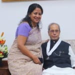 पिता प्रणब मुखर्जी के साथ शर्मिष्ठा मुखर्जी (फाइल)