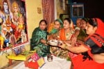 ाहजहांपुर में शिव प्राचीन मंदिर में हारितालिका तीज की पूजष अर्चना करती महिलाए । संवाद