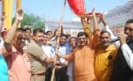 हाथरस : दाऊजी मंदिर में गणेश पूजन के बाद ध्वज पूजन करते एएसपी, एसडीएम, पालिकाध्यक्ष व अन्य।  संवाद