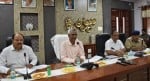 कलक्ट्रेट सभागार में सड़क सुरक्षा को लेकर मीटिंग लेते डीएम। अमर उजाला