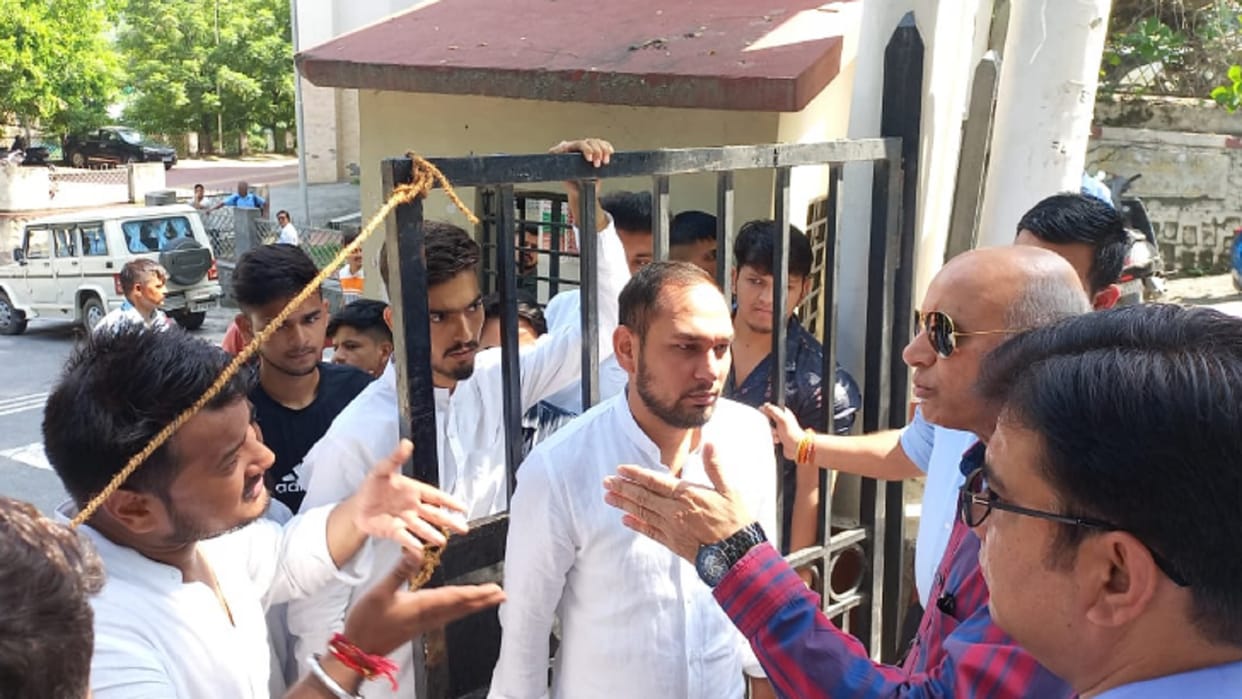 Garhwal News :Students stopped at the registrar and officer gate for two and a half hours