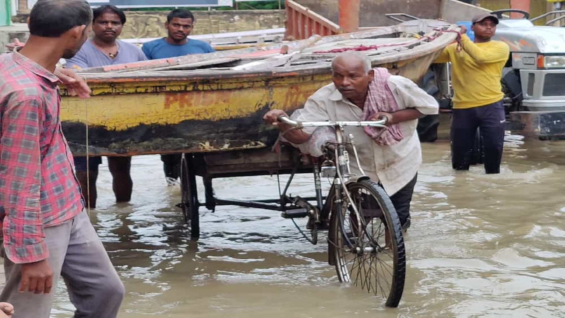 Domri village of Banaras adopted by PM Narendra Modi is in the grip of flood