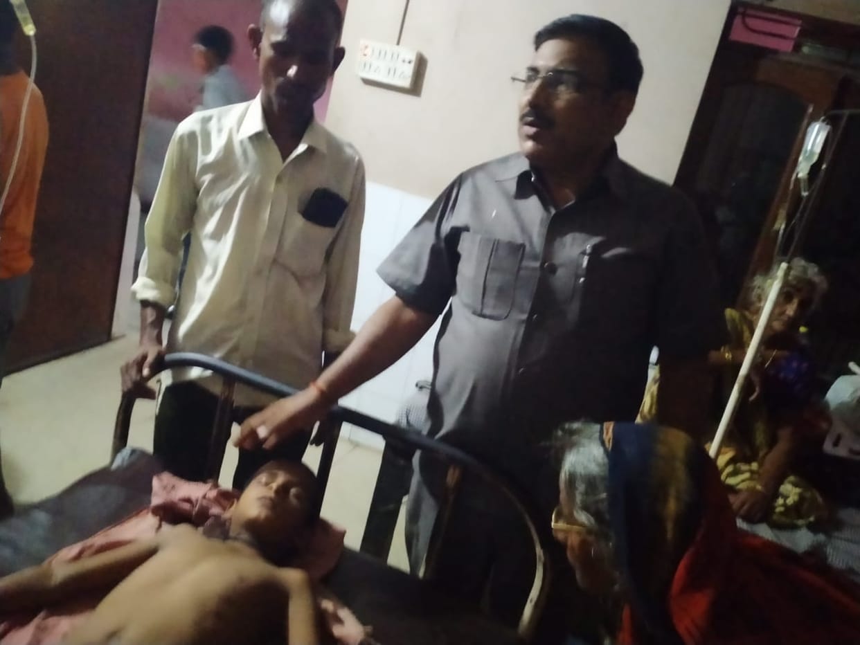 Four children fainted due to humidity and heat in school in bhadohi due to no electricity