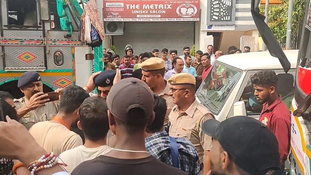abvp closed nh-907 for their demand  in nahan sirmaur