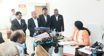 बदहाल उपभोक्ता फोरम के भवन को बदलने की मांग के समर्थन में डीएम को ज्ञापन देते बार एसोसिएशन के पदा?