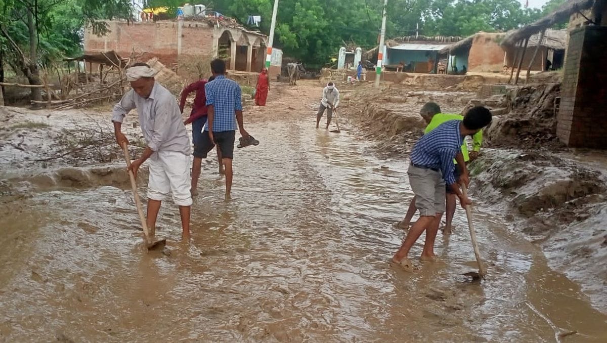 Kanpur Dehat: Flood victims started gathering household amid silt and dirt, Yamuna's water level reached below danger mark