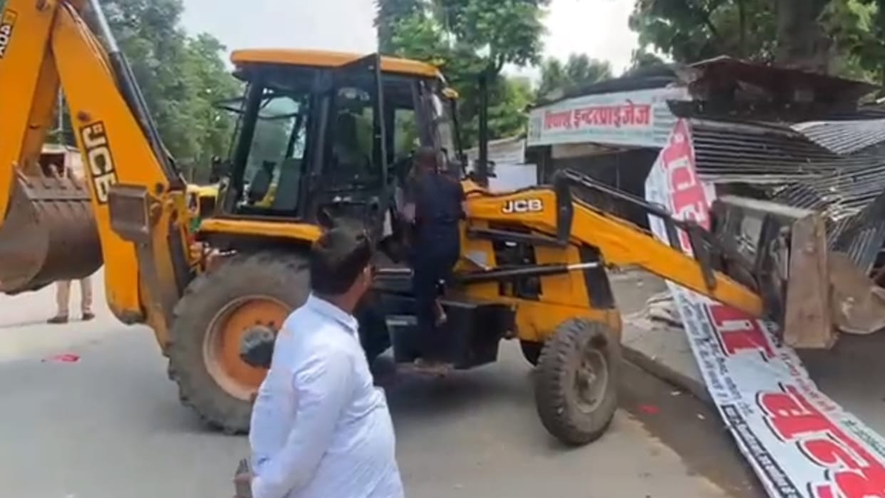 Nagar Nigam team removed incroachment near Samajwadi party office.