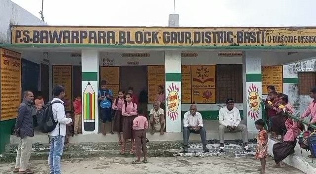 The lock does not open on time, students play outside