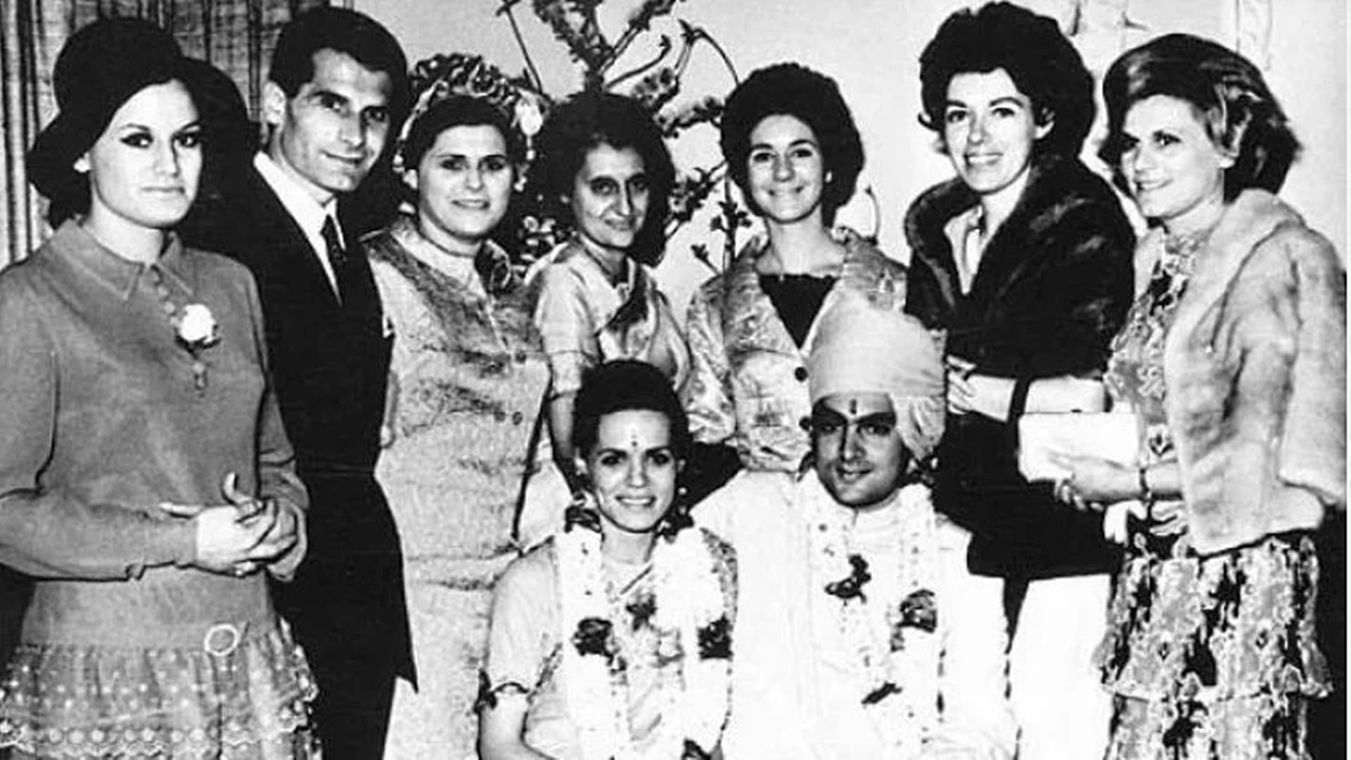 सोनिया गांधी और राजीव गांधी की शादी के दौरान इकट्ठा हुए दोनों के परिवार।