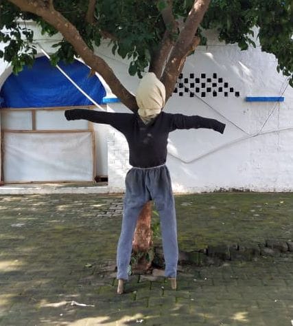 Hardoi, Here the effigy protecting the police from monkeys