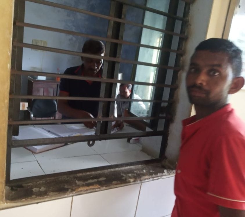 Hardoi, The doctor is not the pharmacist, the cleaning worker is distributing medicine